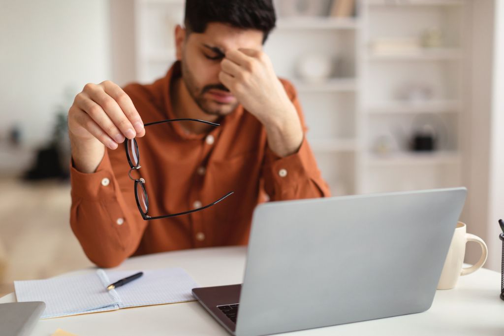 Göz yorğunluğu nədən yaranır? Əsas səbəblər