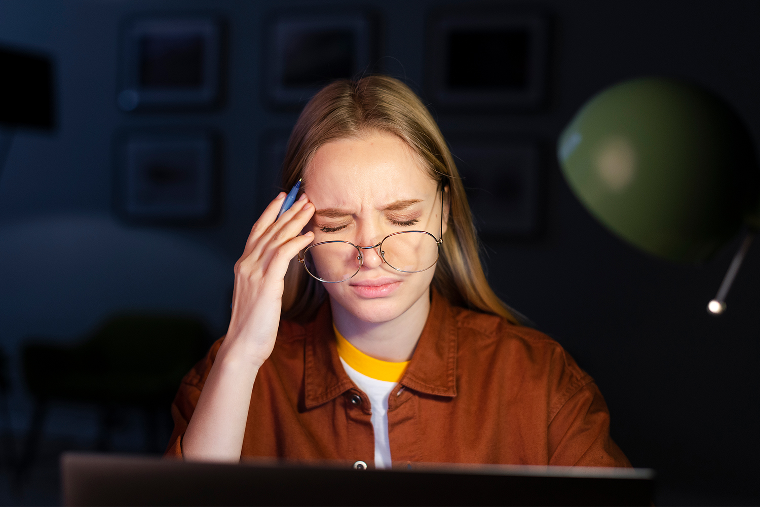 Baş ağrısı və göz ətrafı gərginlik